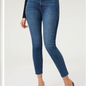 GA GOOD WAIST CROP RAW EDGE like new 🌟